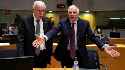 El ministro de Asuntos Exteriores de la Autoridad Palestina, Riyad al-Maliki, y el jefe de la diplomacia europea, Josep Borrell, llegan a una reunión de ministros de Asuntos Exteriores en Bruselas, el pasado 22 de enero.