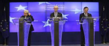 El presidente chipriota, Dimitris Cristofias, el presidente del Consejo Europeo, Herman Van Rompuy, y el presidente de la Comisión Europea, José Manuel Durao Barroso, ofrecen una rueda de prensa al finalizar la cumbre de líderes europeos en la sede del Consejo Europeo en Bruselas, Bélgica, hoy.