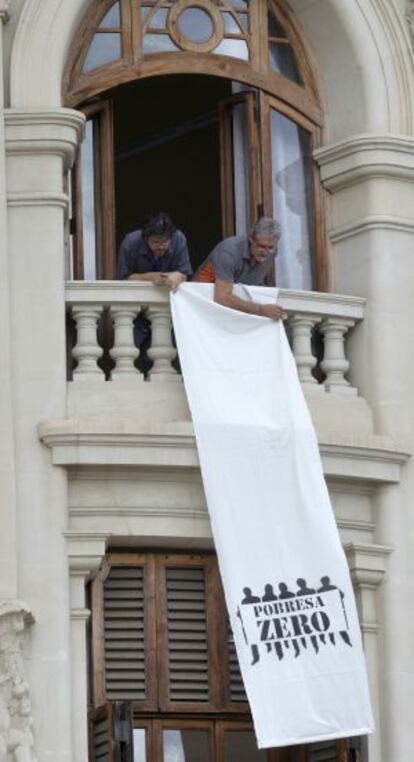 Banda blanca de la campaña Pobresa Zero colgada en el Ayuntamiento de Valencia.