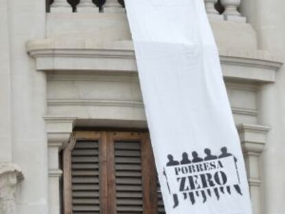 Banda blanca de la campaña Pobresa Zero colgada en el Ayuntamiento de Valencia.