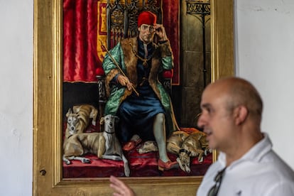 Хуан Айрес перед портретом короля Генриха IV Кастильского, написанным в этом году художником и иллюстратором Фернандо Висенте.