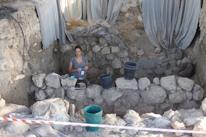 Una voluntaria etiqueta restos encontrados en el enclave de la antigua ciudad de Gat, en el centro de Israel.