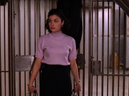 Esta es una pregunta que ya respondía el libro de Mark Frost 'La historia secreta de Twin Peaks', pero eso no quiere decir que la nueva temporada no cambie algo. Audrey Horne (Sherilyn Fenn) se había atado a los barrotes de la caja fuerte del banco como protesta pacífica contra la urbanización y la tala de los bosques locales. Y entonces Thomas Eckhart, empresario llamado a hacerse con la fábrica de Twin Peaks, hizo explotar una bomba. Dentro de las instalaciones estaba también Pete Martel (Jack Nance), verdadero propietario. El libro revelaba que Audrey era la única que había sobrevivido, y, dado que es la única de los que estaba ahí que también sigue viva en la vida real, eso tiene bastante sentido. Lo que no sabemos, aun así, es el estado en el que salió.