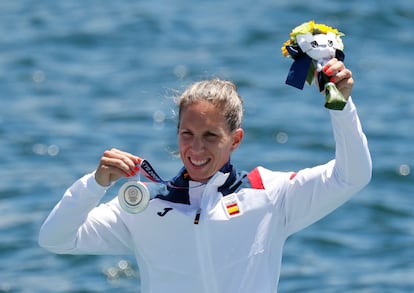 La medallista de plata Teresa Portela de España muestra su medalla durante la ceremonia de entrega de Canoa Sprint Women's Kayak Single 200m en los Juegos Olímpicos de Tokio 2020 