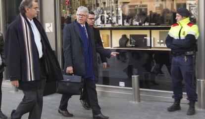 El juez Joaqu&iacute;n Aguirre, a la izquierda, durante el registro de la joyer&iacute;a Rabat.