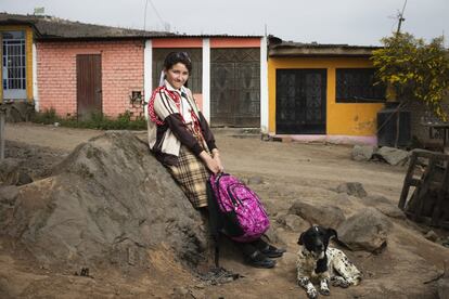 Alix nació en Venezuela, pero desde hace año y medio vive en un distrito al norte de Lima, Perú. Ella y su familia han tenido que renunciar a las comodidades y rehacer su vida en un barrio pobre sin acceso a agua corriente. En la foto, Alix posa delante de su casa.