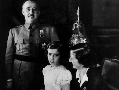 Imagen del dictador Francisco Franco junto a su hija, Carmencita, y su esposa, Carmen Polo.