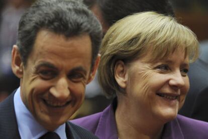 El presidente francés, Nicolas Sarkozy, y la canciller alemana, Angela Merkel, el pasado viernes, durante la cumbre de la UE.