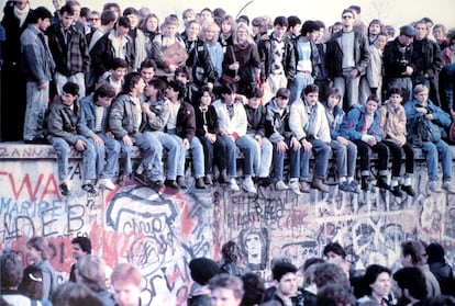 Jóvenes con vaqueros, durante la caída del muro de Berlín, en 1989.