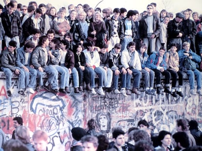 Jóvenes con vaqueros, durante la caída del muro de Berlín, en 1989.