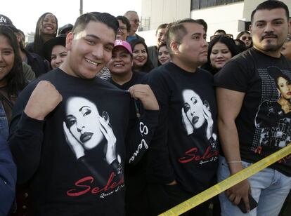 Fans de Selena Quintanilla durante el acto homenaje en Hollywood.