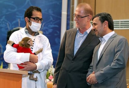El presidente iraní, Mahmud Ahmadineyad, posa con el mono mono que lanzó al espacio el mes pasado en Teherán.