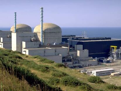 Exterior de una central nuclear de EdF en Flamanville, en la costa noroeste francesa.