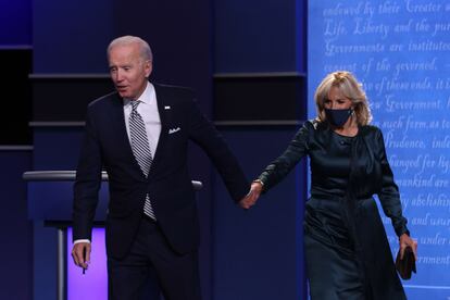 Joe Biden junto a su esposa, Jill Biden, momentos antes del debate.