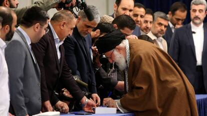 El líder supremo iraní Ali Jamenei llega a depositar su voto, el pasado 21 de febrero. 