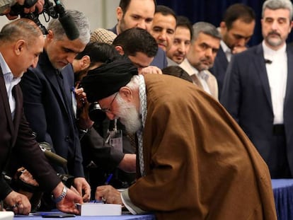 El líder supremo iraní Ali Jamenei llega a depositar su voto, el pasado 21 de febrero. 