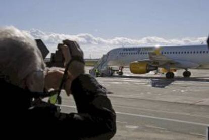 Un hombre fotografía el avión de la compañía Vueling. EFE/Archivo