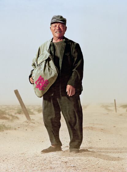 <b>Chai Erquan. 65 años. Agricultor y pastor. Hongsheng, Ganzu (China)</b> La desertificación está amenazando seriamente la provincia china de Ganzu. El número de tormentas de arena se está multiplicando y cada vez se pierden más tierras de cultivo por el avance del desierto. "Creo que la vida será cada vez más difícil aquí. No tenemos mucha esperanza. Apenas hay agua. Sin embargo, cuando era pequeño, llovía mucho, teníamos agua y riachuelos por todas partes".