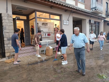Varios vecinos de Tarazona limpiaban este viernes un local inundado.