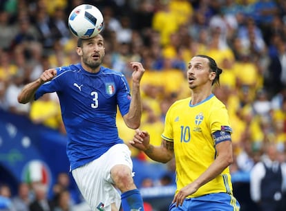 Chiellini e Ibrahimovic, en el Italia-Suecia que ganaron los primeros merced a un gol en el minuto 89.