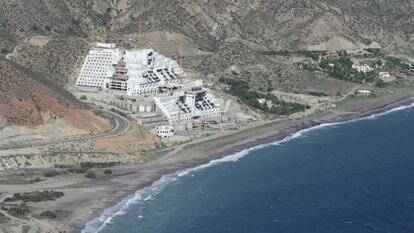 El hotel Azata del Sol, cuya construcci&oacute;n est&aacute; paralizada, en El Algarrobico.