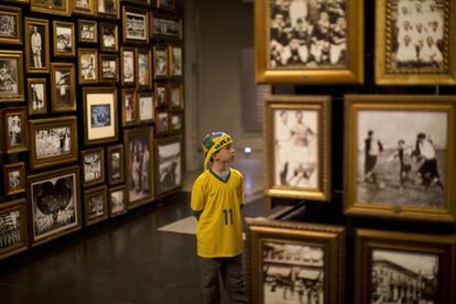 Jovem torcedor brasileiro visita o Museu do Futebol, em São Paulo.