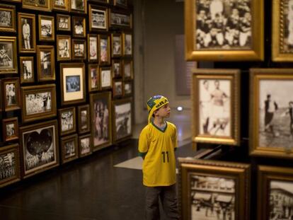 Jovem torcedor brasileiro visita o Museu do Futebol, em São Paulo.