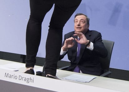 Mario Draghi observa el asalto de la activista.