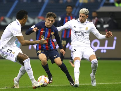 Gavi controla el balón ante Militao y Valverde durante la final de este domingo en Riad.