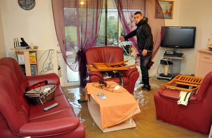 Un joven, fotografiado en su vivienda inundada en Guincamp.