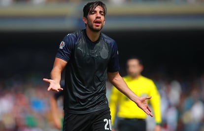 Pizarro recrimina al árbitro una jugada contra Pumas.
