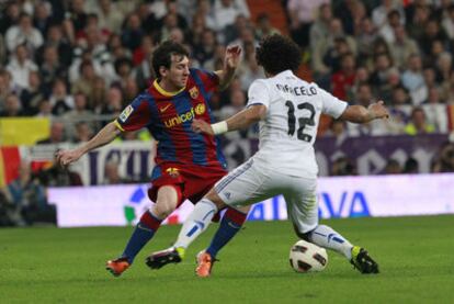 Messi encara a Marcelo durante el último clásico liguero en el Bernabéu.