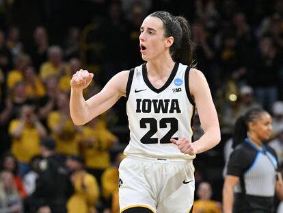 Caitlin Clark, durante un partido de marzo con su equipo de la Universidad de Iowa.