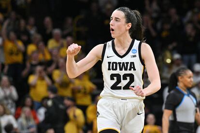 Caitlin Clark, durante un partido de marzo con su equipo de la Universidad de Iowa.