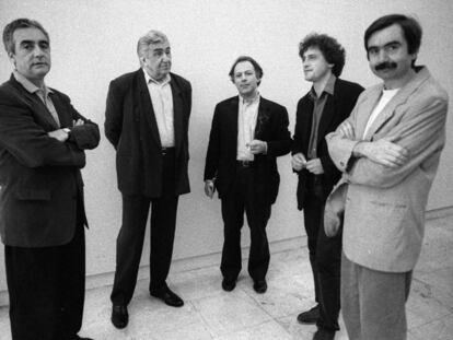 De izquierda a derecha: Juan José Millás, Eduardo Haro Tecglen, Javier Marías, Manuel Rivas y Antonio Muñoz Molina. Todos ellos participaron en un coloquio sobre periodismo literario, durante los actos conmemorativos del 20º aniversario de la salida del diario 'EL PAÍS' en 1996.