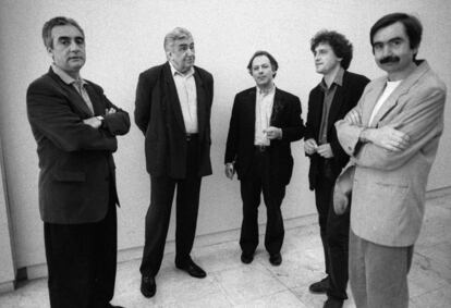 De izquierda a derecha: Juan José Millás, Eduardo Haro Tecglen, Javier Marías, Manuel Rivas y Antonio Muñoz Molina. Todos ellos participaron en un coloquio sobre periodismo literario, durante los actos conmemorativos del 20º aniversario de la salida del diario 'EL PAÍS' en 1996.