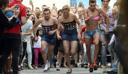 Participantes en la carrera de tacones con motivo del Orgullo Gay.