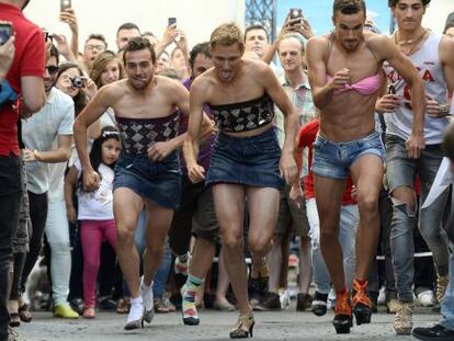 Participantes en la carrera de tacones con motivo del Orgullo Gay.
