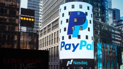 PayPal anuncia su cotización en el Nasdaq en Times Square.