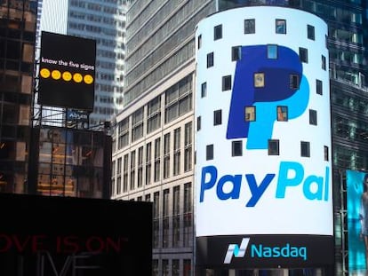 PayPal anuncia su cotización en el Nasdaq en Times Square.