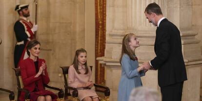 La princesa Leonor recibe el Toisón de Oro de manos de su padre junto a su madre, la reina Letizia, y su hermana, la infanta Sofía, el 30 de enero de 2018 en el palacio de la Zarzuela.