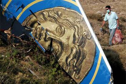Un forense investiga los restos del avión siniestrado el domingo cerca del pueblo de Grammatiko.