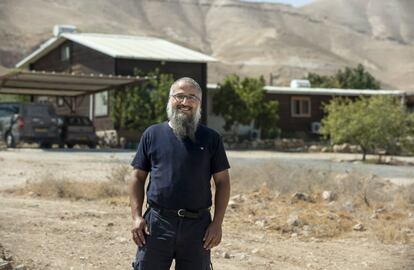 El colono israelí de origen francés Doror Alouche, ante su casa en el asentamiento judío de Mevoot en el valle del Jordán de Cisjordania.