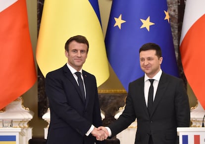 El presidente de Francia, Emmanuel Macron (izquierda), con el presidente de Ucrania, Volodímir Zelenski, el pasado 8 de febrero en Kiev.