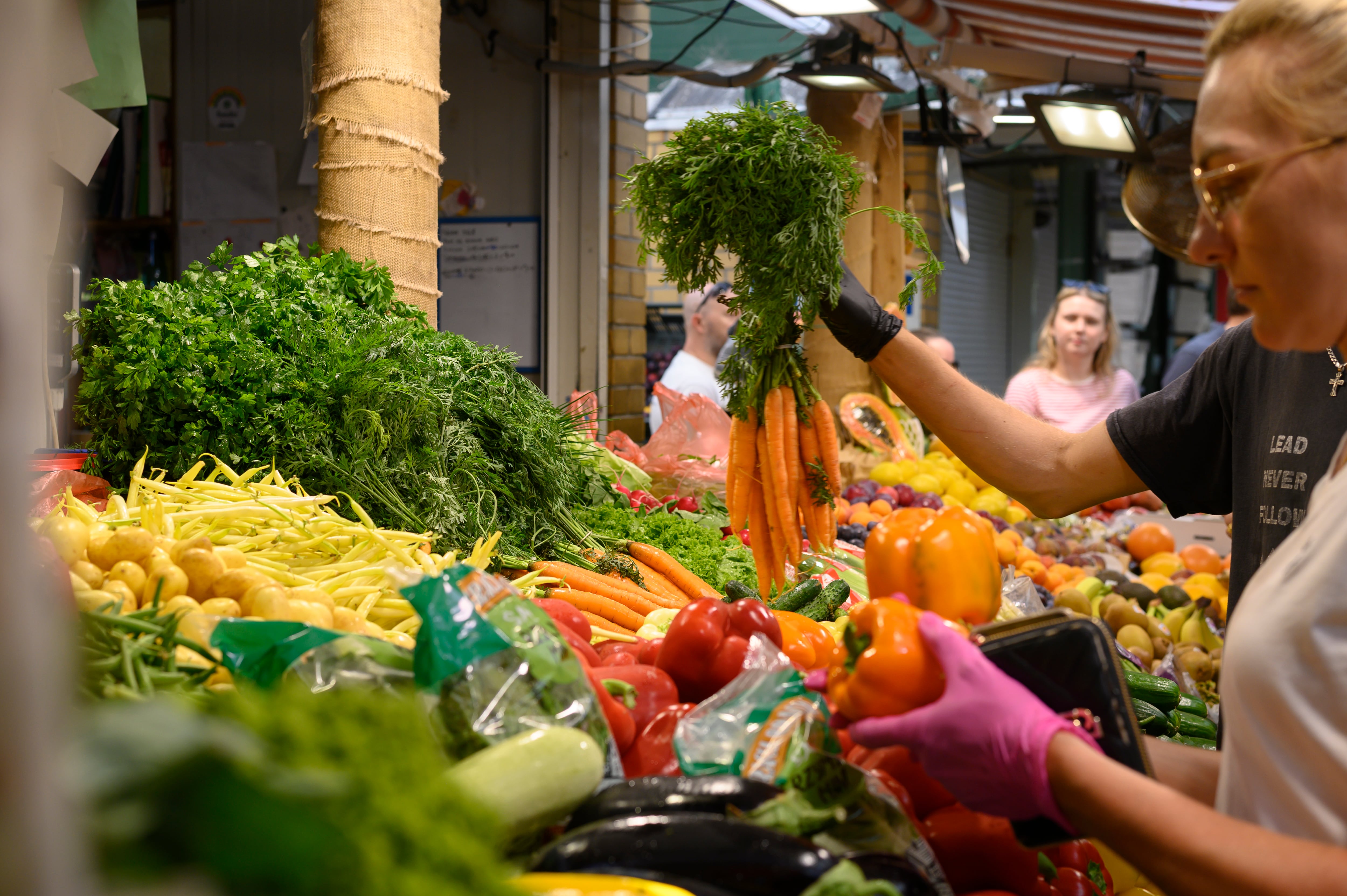 Puesto de frutas y verduras en el mercado Hala Mirowska en Varsovia (Polonia), el 16 de agosto de 2025.