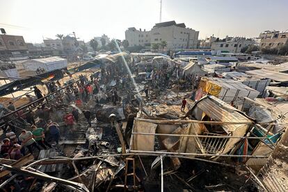 Vista general de una zona afectada por los bombadeos del ejército israelí, cerca del hospital Al-Aqsa (Deir al Balah, Gaza).