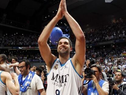 Reyes saluda al público del Palacio de los Deportes de Madrid tras conquistar la Liga 2012/13.