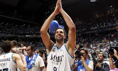 Reyes saluda al público del Palacio de los Deportes de Madrid tras conquistar la Liga 2012/13.