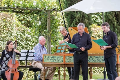 William Christie toca el clave en los jardines de Thiré.