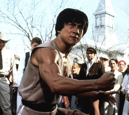 El tipo más majete de este ranking. Jackie Chan (Hong Kong, 1954) quiere ser un modelo a seguir: elimina los tacos de sus películas, participa en campañas contra las drogas e interpreta a héroes cuya única característica es la amabilidad. Eso sí, si hay que liarse a tortas, tampoco le cuesta demasiado. Él mismo reconoce que su estilo de lucha se desmarca del de Bruce Lee: mantiene los brazos pegados al cuerpo, como haría cualquier ciudadano medio para proteger sus costillas; y se mueve de forma tensa y agitada en vez de relajada y orgánicamente como hacía Lee. Chan ejecuta todas sus escenas de riesgo hasta el punto de que ninguna compañía de seguros está dispuesta a cubrir su trabajo, y el póster de 'Duro de matar' incluía un informe con todas las lesiones que el actor sufrió durante el rodaje. Nadie tiene derecho a decir eso de "el trabajo me está matando" tras conocer a Jackie Chan.